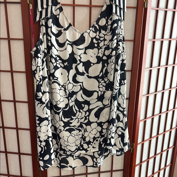 Cabi Floral Navy and White Women's Top with stripe shoulder detail. size XXL - Picture 5 of 8